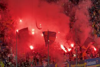 Au aprins peluza! Zeci de torțe și fumigene la Petrolul - FCSB: Jandarmeria, driblată din nou