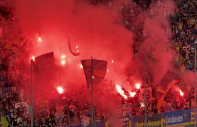 Au aprins peluza! Zeci de torțe și fumigene la Petrolul - FCSB: Jandarmeria, driblată din nou
