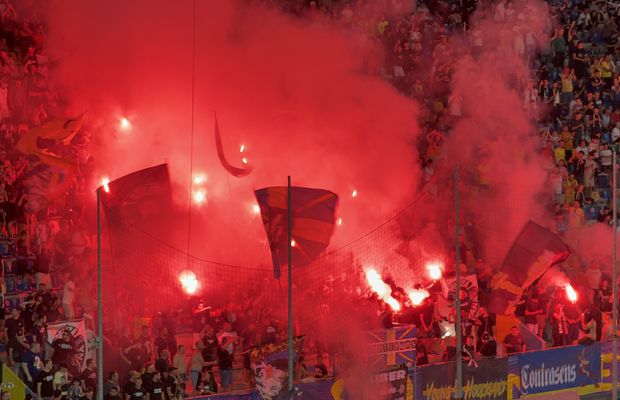 Au aprins peluza! Zeci de torțe și fumigene la Petrolul - FCSB: Jandarmeria, driblată din nou