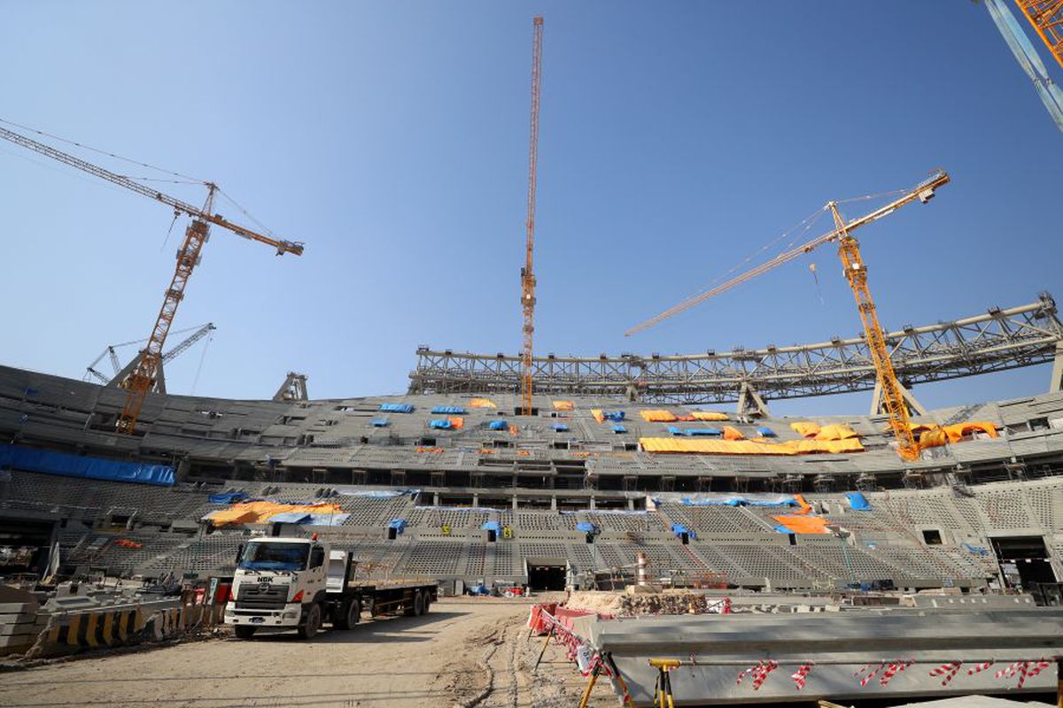 Șantierele morții: 6.751 de muncitori imigranți decedați la construirea stadioanelor pentru Mondialul din Qatar!