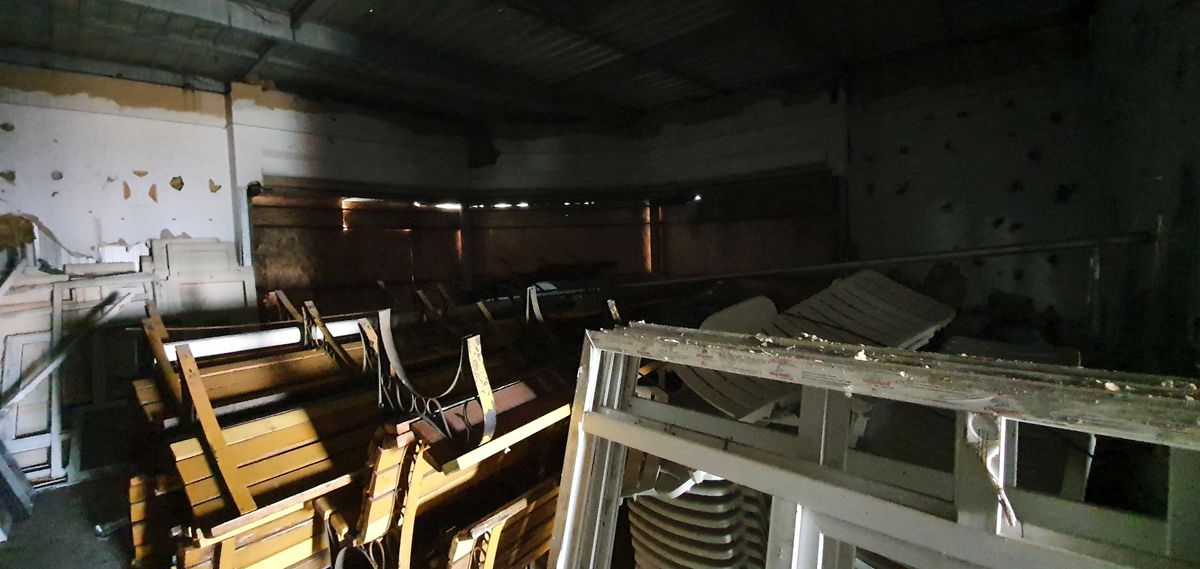 Depozit pentru mobilier stradal și decorațiuni de Crăciun » Cum a ajuns să arate stadionul de la Urziceni