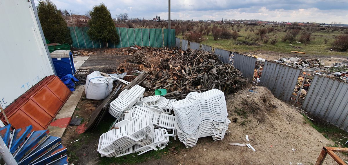 Depozit pentru mobilier stradal și decorațiuni de Crăciun » Cum a ajuns să arate stadionul de la Urziceni