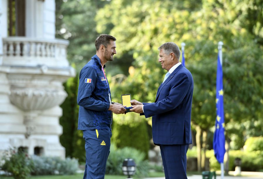 Marius Cozmiuc primind decorația de la președintele Klaus Iohannis Medaliații la decorat » Președintele Klaus Iohannis i-a premiat pe „performerii” de la Jocurile Olimpice