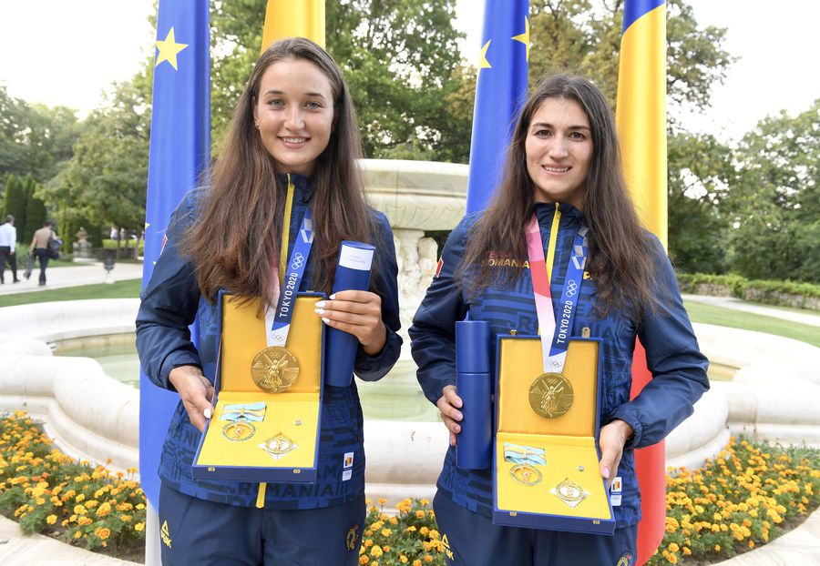 Simona Radiș și Ancuța Bodnar cu decorațiile primite Foto:Agerpress Medaliații la decorat » Președintele Klaus Iohannis i-a premiat pe „performerii” de la Jocurile Olimpice