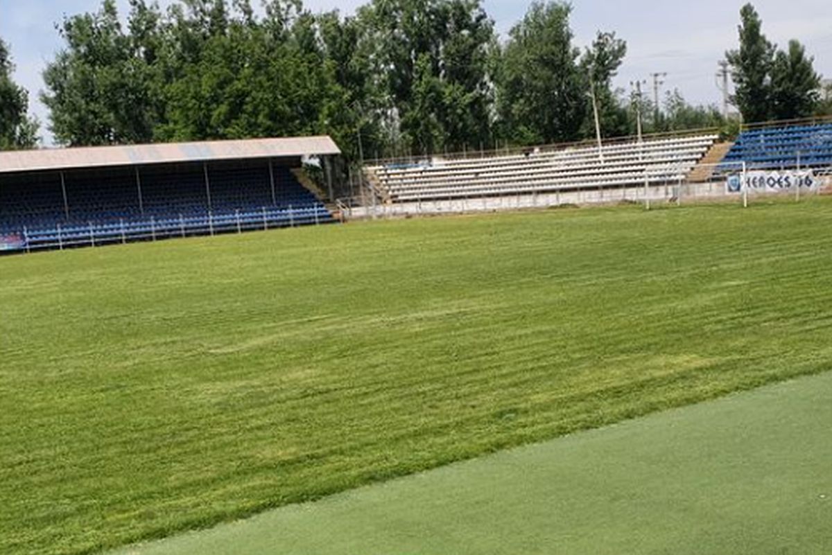 Depozit pentru mobilier stradal și decorațiuni de Crăciun » Cum a ajuns să arate stadionul de la Urziceni