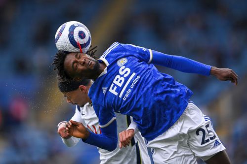 Duel aerian în Premier League, la un Leicester - Tottenham. Mingea și-a schimbat forma pe capul jucătorului FOTO Guliver/GettyImages