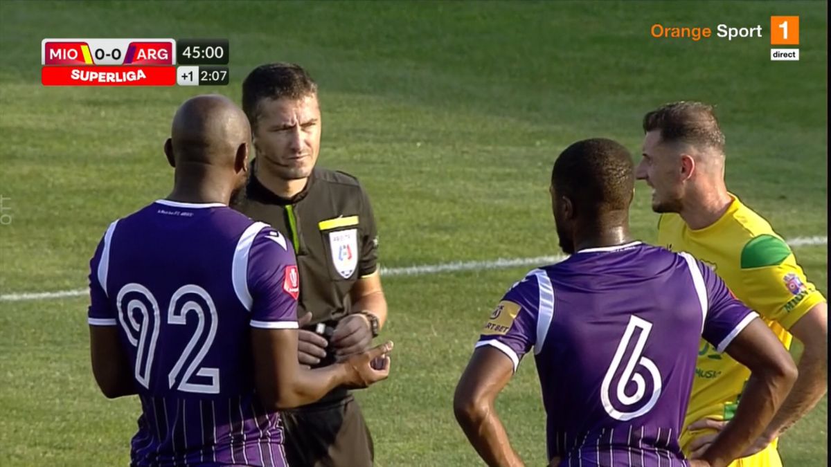 CS Mioveni - FC Argeș, întrerupt peste 10 minute din cauza VAR » Deciziile lui Hațegan