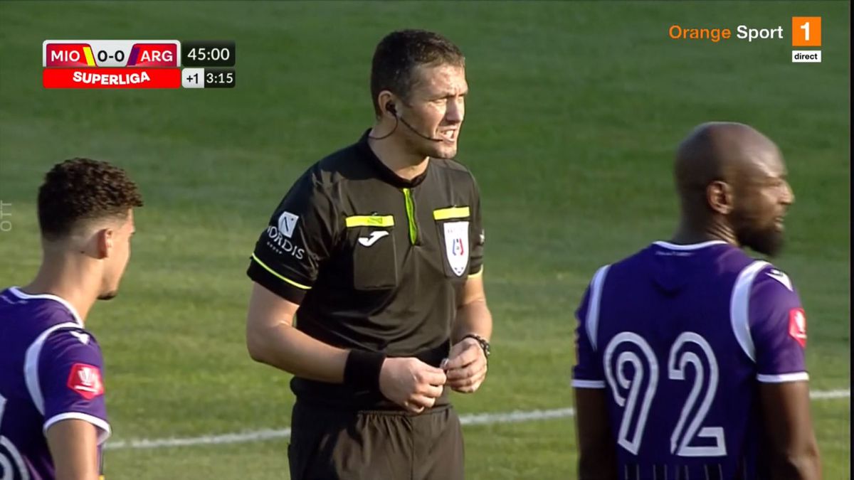 CS Mioveni - FC Argeș, întrerupt peste 10 minute din cauza VAR » Deciziile lui Hațegan
