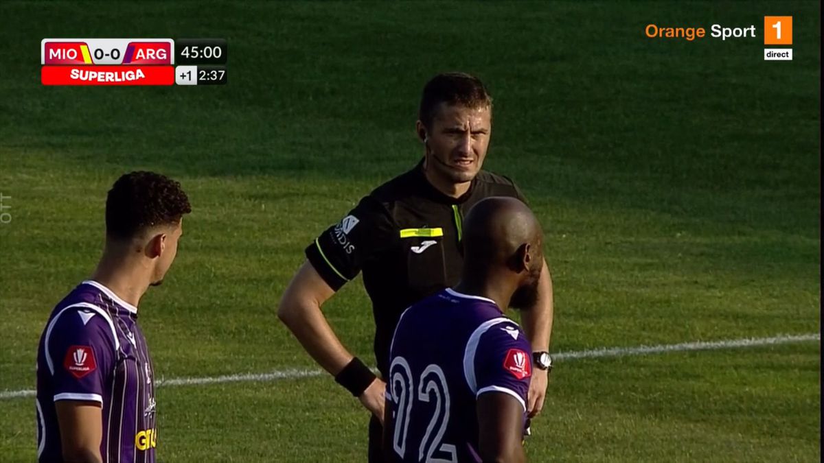 CS Mioveni - FC Argeș, întrerupt peste 10 minute din cauza VAR » Deciziile lui Hațegan