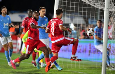 Ce „nebunie”! Dinamo dă lovitura la Voluntari după un final ULUITOR, cu gol validat de VAR și penalty ratat de gazde. Clasamentul ACUM