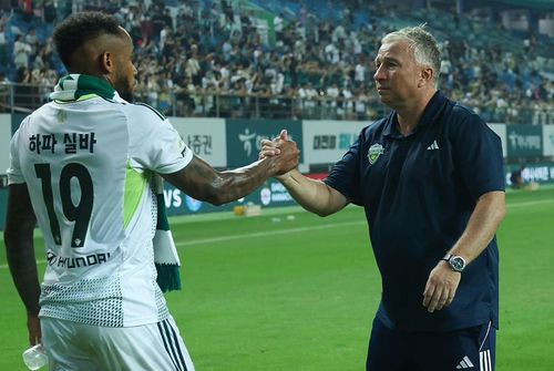 Jeonbuk, echipa antrenată de Dan Petrescu (55 de ani), a pierdut în runda #27 din Coreea de Sud, 0-1 pe terenul liderului Ulsan Hyundai.