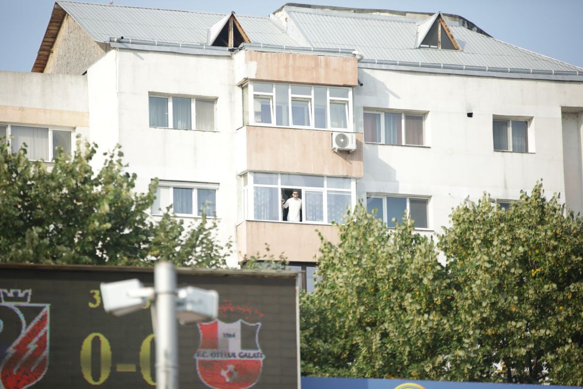 La „lojă” în propriul balcon »Mihai Roman II a urmărit meciul Botoșani - Oțelul, la o zi după ce și-a reziliat contractul cu echipa lui Valeriu Iftime