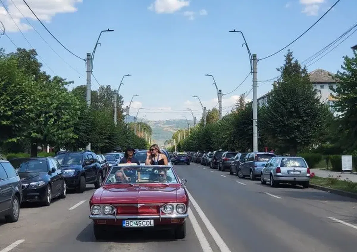 Mihaela Cambei, primire de VIS la Onești! Imagini senzaționale cu vicecampioana olimpică la haltere, care a fost plimbată cu o mașină de colecție și a fost aclamată de localnicii ieșiți pe străzi