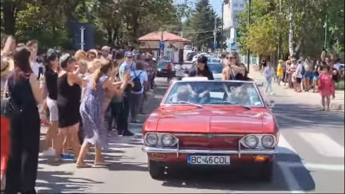 Mihaela Cambei, primire de VIS la Onești! Imagini senzaționale cu vicecampioana olimpică la haltere, care a fost plimbată cu o mașină de colecție și a fost aclamată de localnicii ieșiți pe străzi