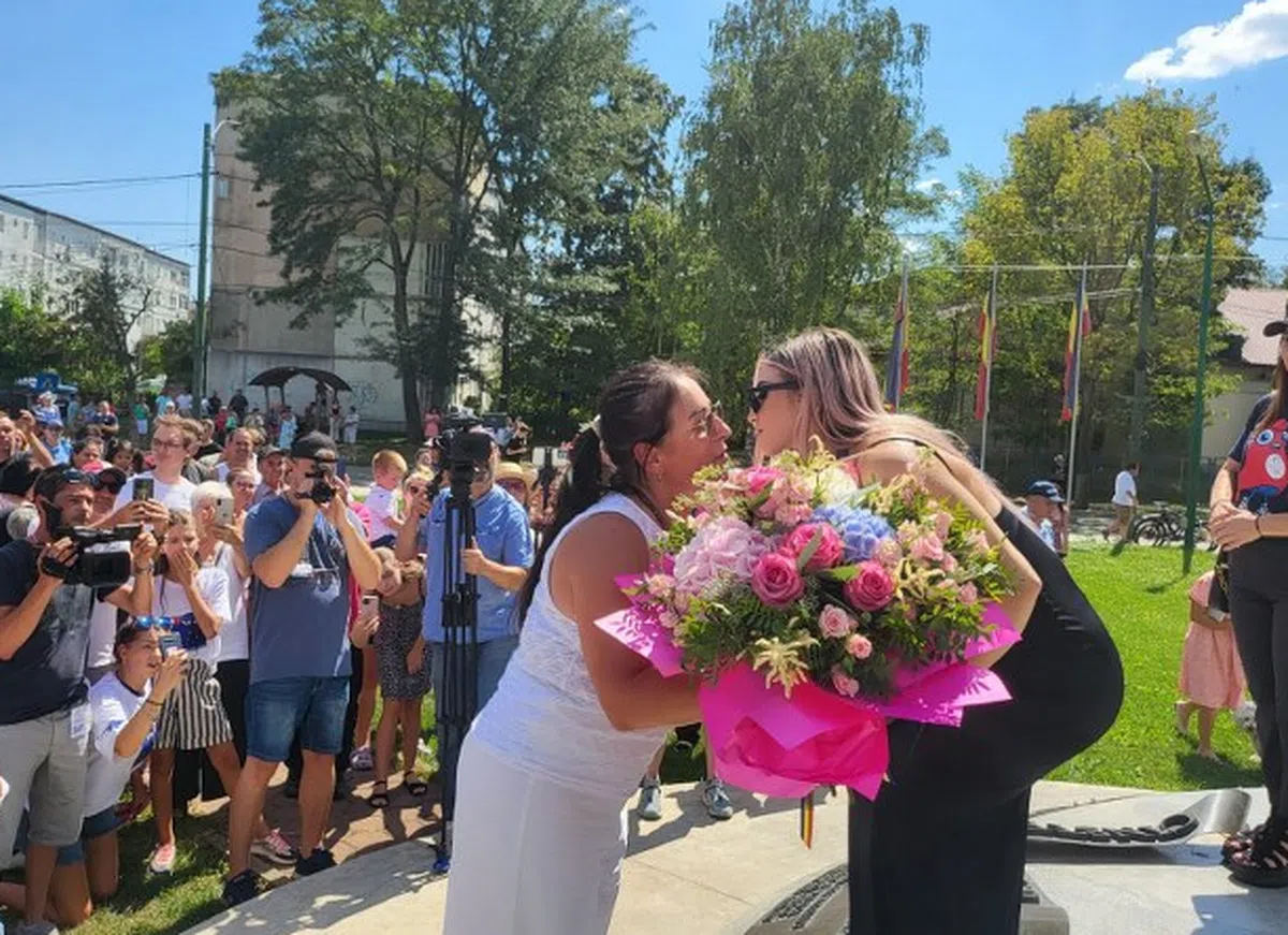 Mihaela Cambei, primire de VIS la Onești! Imagini senzaționale cu vicecampioana olimpică la haltere, care a fost plimbată cu o mașină de colecție și a fost aclamată de localnicii ieșiți pe străzi