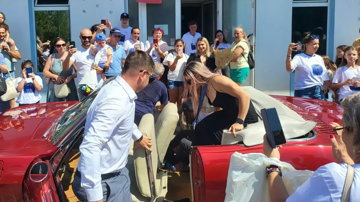 Mihaela Cambei, primire de VIS la Onești! Imagini senzaționale cu vicecampioana olimpică la haltere, care a fost plimbată cu o mașină de colecție și a fost aclamată de localnicii ieșiți pe străzi