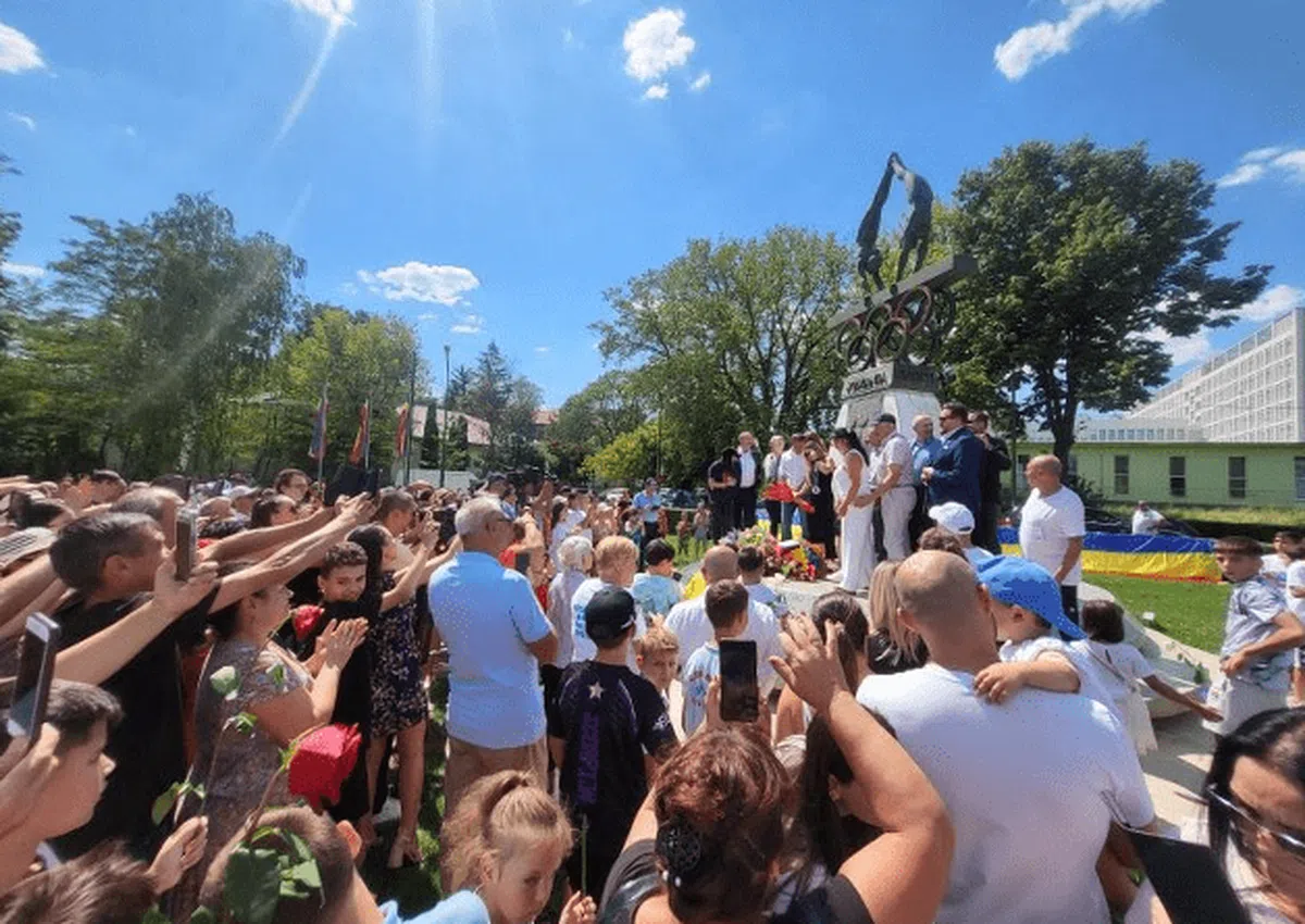 Mihaela Cambei, primire de VIS la Onești! Imagini senzaționale cu vicecampioana olimpică la haltere, care a fost plimbată cu o mașină de colecție și a fost aclamată de localnicii ieșiți pe străzi
