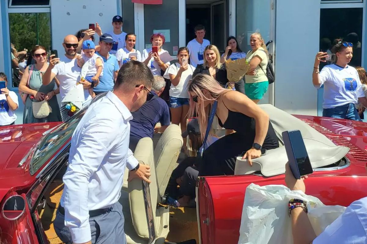 Mihaela Cambei, primire de VIS la Onești! Imagini senzaționale cu vicecampioana olimpică la haltere, care a fost plimbată cu o mașină de colecție și a fost aclamată de localnicii ieșiți pe străzi