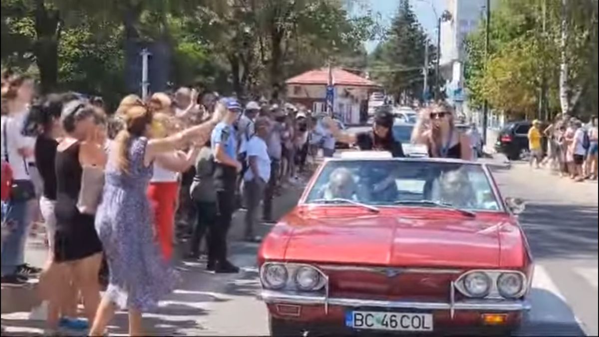 Mihaela Cambei, primire de VIS la Onești! Imagini senzaționale cu vicecampioana olimpică la haltere, care a fost plimbată cu o mașină de colecție și a fost aclamată de localnicii ieșiți pe străzi
