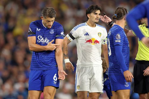 Tarkowski, arătând unde l-a lovit balonul // foto: Guliver/gettyimages