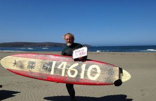 Povestea lui Dale Webster, omul care a urcat pe placa de surfing 14.641 zile fără întrerupere » Rechini, pietre la rinichi și guacamole: „Propriul meu Disneyland!”