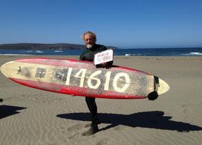 Povestea lui Dale Webster, omul care a urcat pe placa de surfing 14.641 zile fără întrerupere » Rechini, pietre la rinichi și guacamole: „Propriul meu Disneyland!”