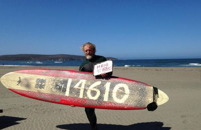 Povestea lui Dale Webster, omul care a urcat pe placa de surfing 14.641 zile fără întrerupere » Rechini, pietre la rinichi și guacamole: „Propriul meu Disneyland!”