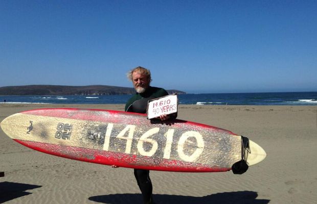 Povestea lui Dale Webster, omul care a urcat pe placa de surfing 14.641 zile fără întrerupere » Rechini, pietre la rinichi și guacamole: „Propriul meu Disneyland!”