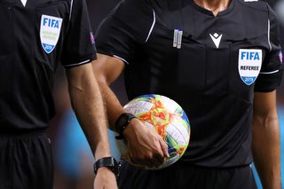 Se tem de „cel mai slab arbitru din lume” la Aberdeen - FCSB » Anchetat pentru blaturi și meciuri de poker cu fotbaliști