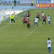 Mingea nu iese din teren la al doilea gol anulat în Poli Iași - Gloria Bistrița / FOTO: Capturi @Prima Sport