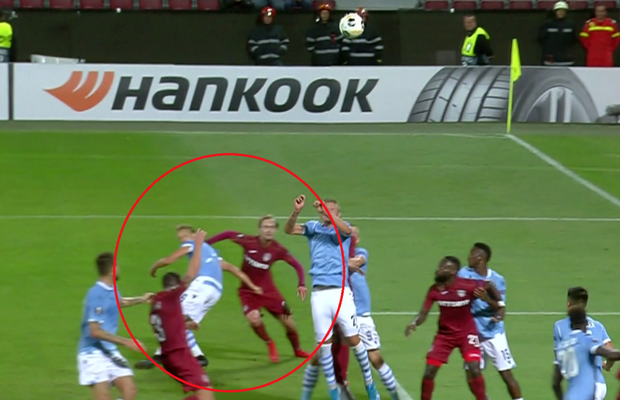 CFR CLUJ - LAZIO 2-1 // FOTO Noroc că nu e VAR! „Vulpoiul” Djokovic l-a păcălit pe arbitru și a obținut un penalty-ul din care Deac a egalat
