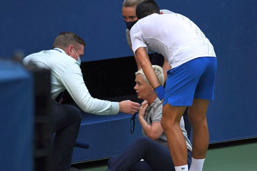 Simona Halep (28 de ani, 2 WTA) crede că gestul lui Novak Djokovic (33 de ani, 1 ATP) de la US Open 2020, când a lovit un arbitru de linie cu mingea, este nepotrivit pentru tenis.