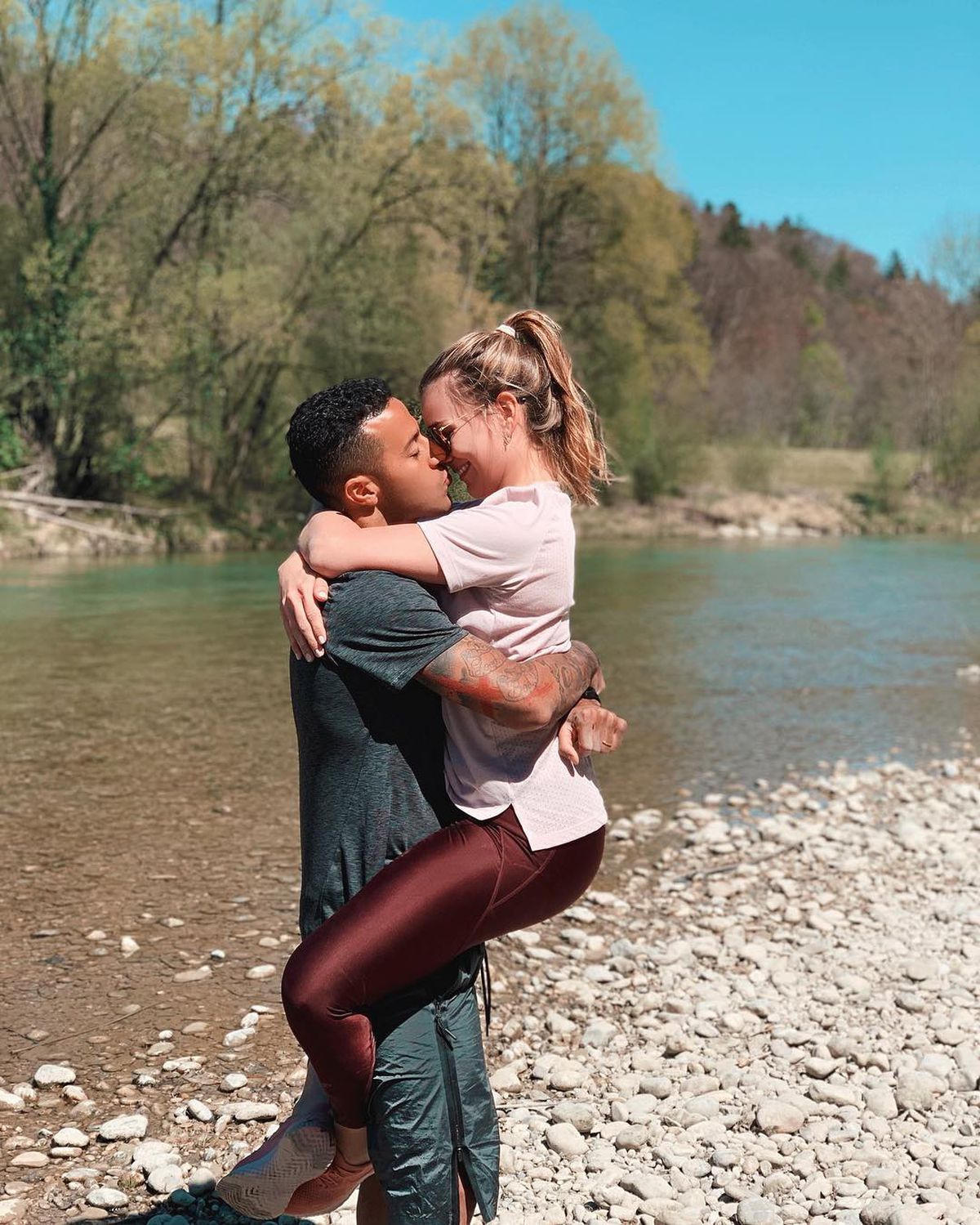 FOTO Mutarea lui Thiago Alcantara la Liverpool, pe placul soției: „Te iubim, tati!”