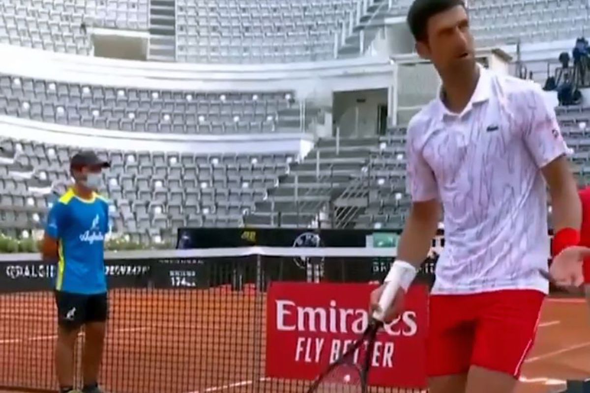 VIDEO Stupoare la Roma! Arbitrul de scaun l-a confundat pe Djokovic cu rivalul Federer + Sârbul a rupt o rachetă de nervi!