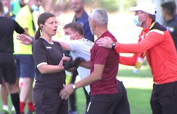 FOTO Faza zilei s-a petrecut la meciul Rapid - Turris » Adrian Iencsi a lovit-o din greșeală pe arbitra de rezervă. Ce s-a întâmplat după