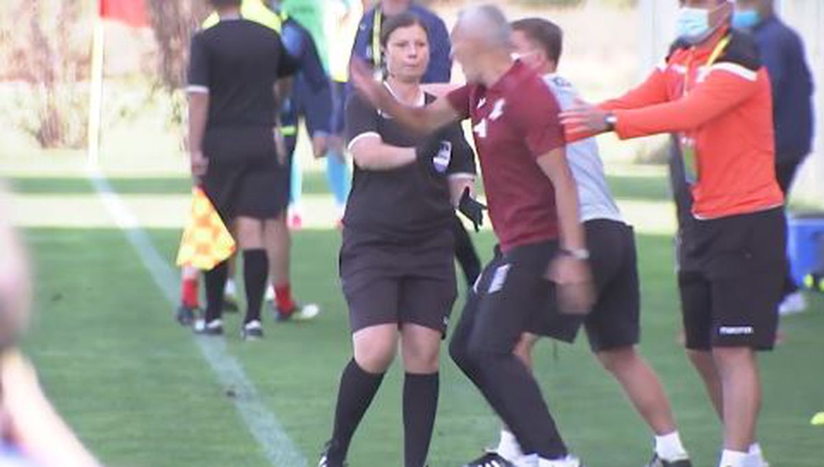 FOTO Faza zilei s-a petrecut la meciul Rapid - Turris » Adrian Iencsi a lovit-o din greșeală pe arbitra de rezervă. Ce s-a întâmplat după