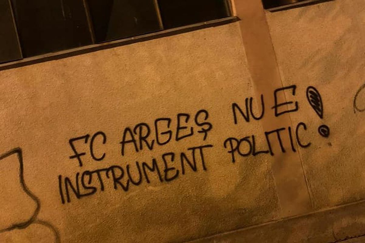 Suporterii au făcut scandal: „FC Argeș nu e instrument politic”