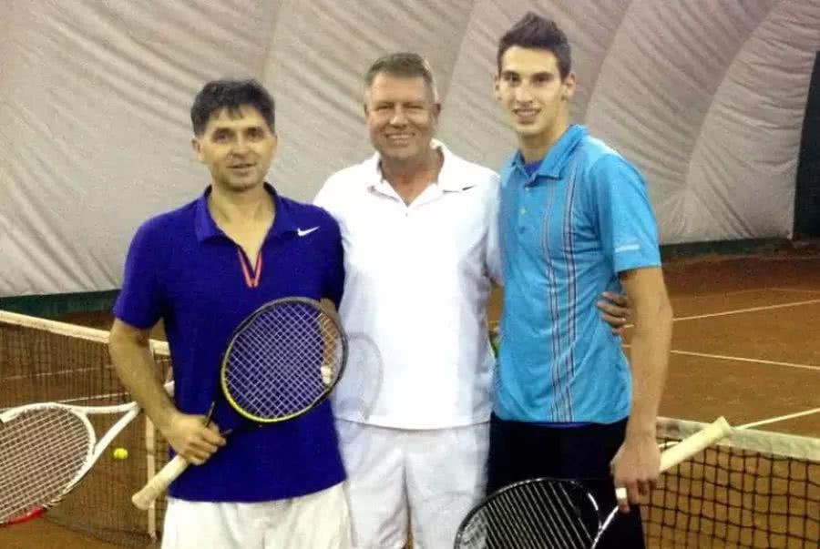 Klaus Iohannis joacă tenis atunci când timpul i-o permite Ce sport le recomandă Klaus Iohannis românilor: „Deloc exclusivist, aduce multe satisfacții”