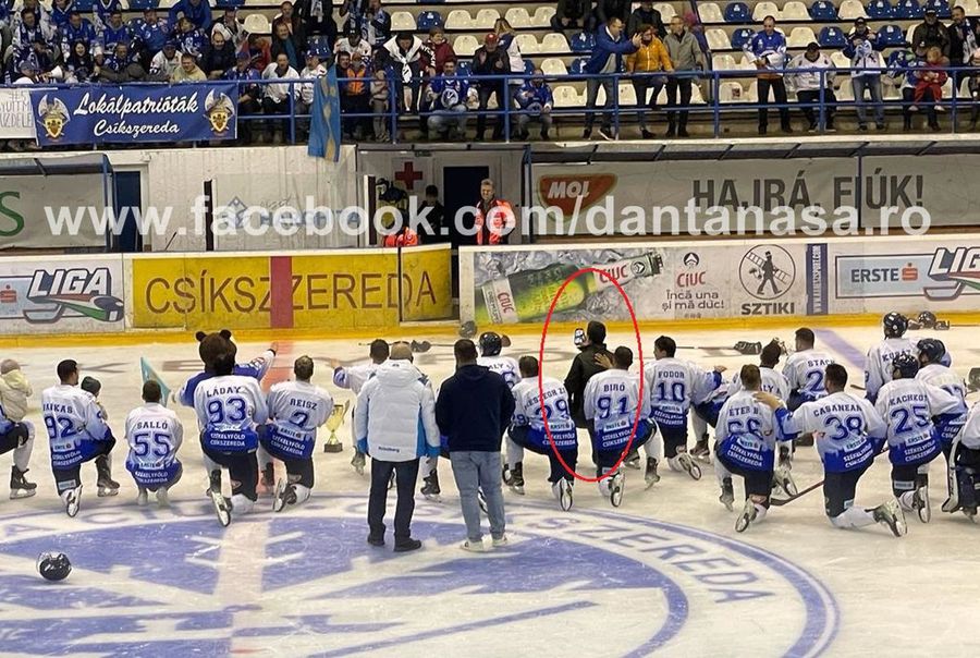 Tanczos Barna a îngenuncheat la intonarea imnului. Foto: Dan Tanasă Ministrul Tanczos Barna a îngenuncheat la intonarea imnului Ținutului Secuiesc la finala Cupei României la hochei!