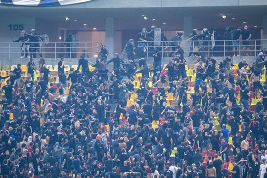 CSA Steaua ia în calcul să joace următoarele 4 meciuri de pe teren propriu pe stadioanele din Giurgiu sau Buzău.