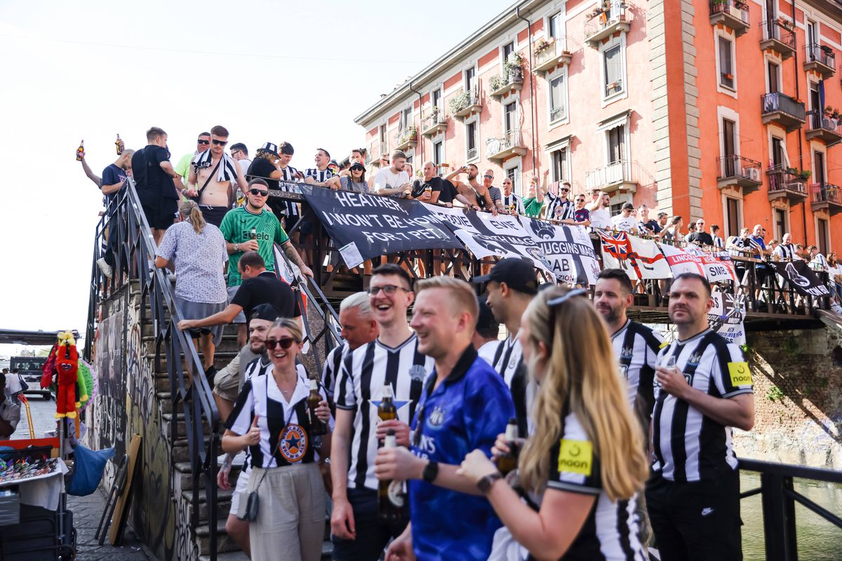 Fanii lui Newcastle, petrecere pe străzile din Milano