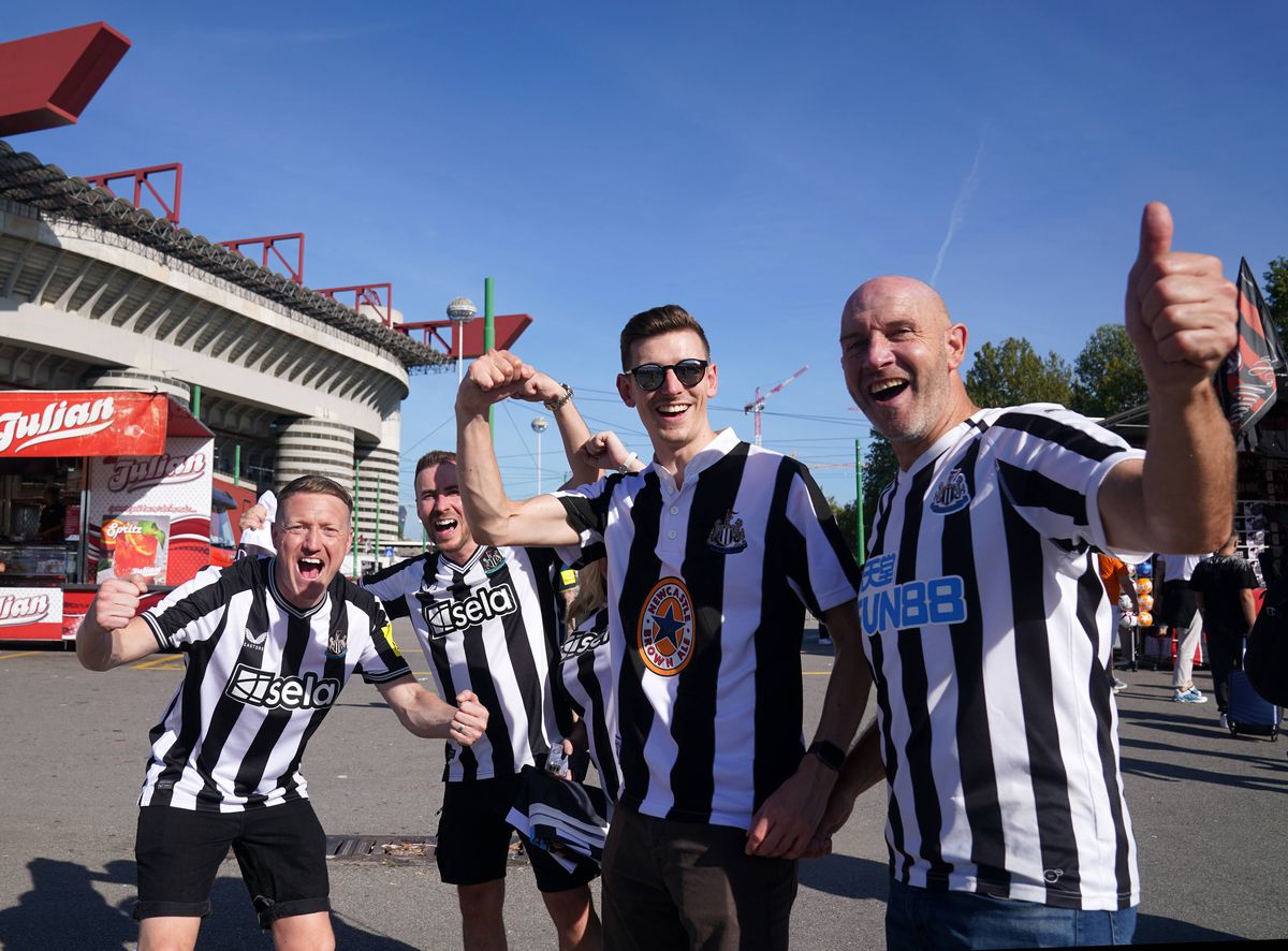 Fanii lui Newcastle, petrecere pe străzile din Milano