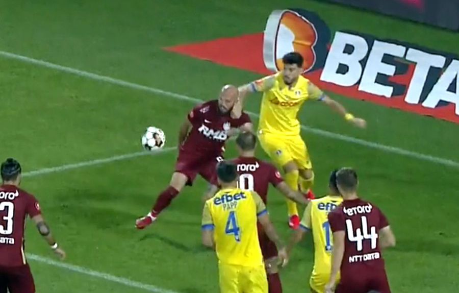 Mihai Roman II a avut mâna pe Ajeti înainte ca albanezul să-și calce adversarul // foto: captură PrimaSport Cristi Balaj a venit cu explicații, după ce Istvan Kovacs a iertat-o pe CFR Cluj de două penalty-uri: „Ce, portarul este suliță?” + „Ajeti a fost ținut!”