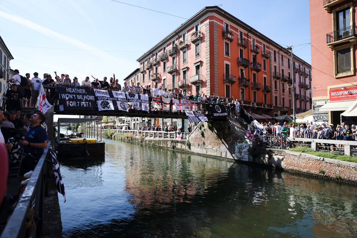 Fanii lui Newcastle, petrecere pe străzile din Milano