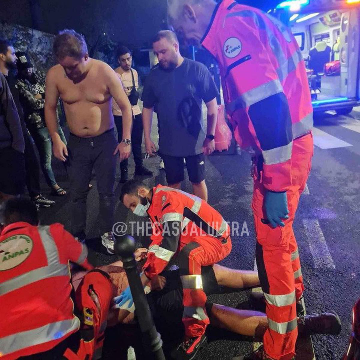 L-au înjunghiat! Incidente grave la Milano » Fanii lui Newcastle, atacați înaintea meciului de Liga Campionilor