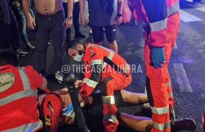 L-au înjunghiat! Incidente grave la Milano » Fanii lui Newcastle, atacați înaintea meciului de Liga Campionilor