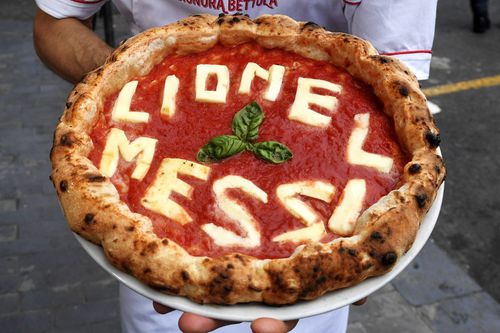 Messi e fan pizza: în trecut o pizzerie din Barcelona i-a făcut o pizza personalizată // Foto: Imago