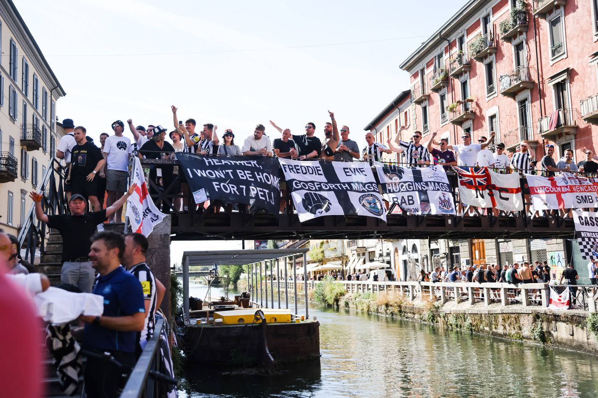 Fanii lui Newcastle, petrecere pe străzile din Milano