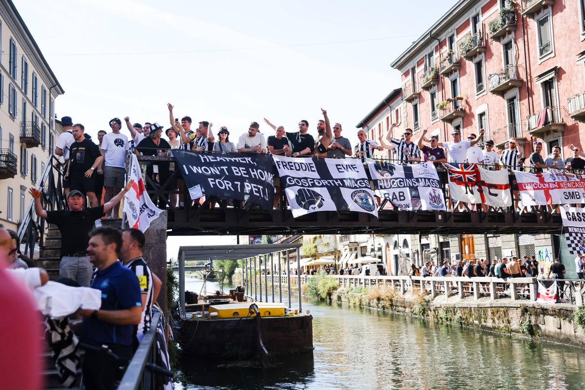 L-au înjunghiat! Incidente grave la Milano » Fanii lui Newcastle, atacați înaintea meciului de Liga Campionilor