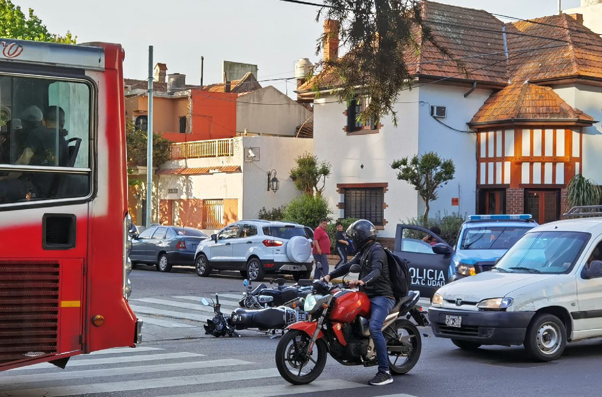 „E un război rece!” » Dezbatere GSP despre rivalitatea șoferi - motocicliști și părerea unui expert: „Nu suntem chiar atât de nenorociți!” + Care-i treaba cu „lane splitting”